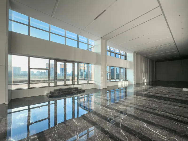 Piso epóxico comercial premium en un vestíbulo moderno con vista a la ciudad